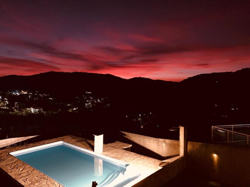 Suite Requinte da Serra Miguel Pereira Esterno foto